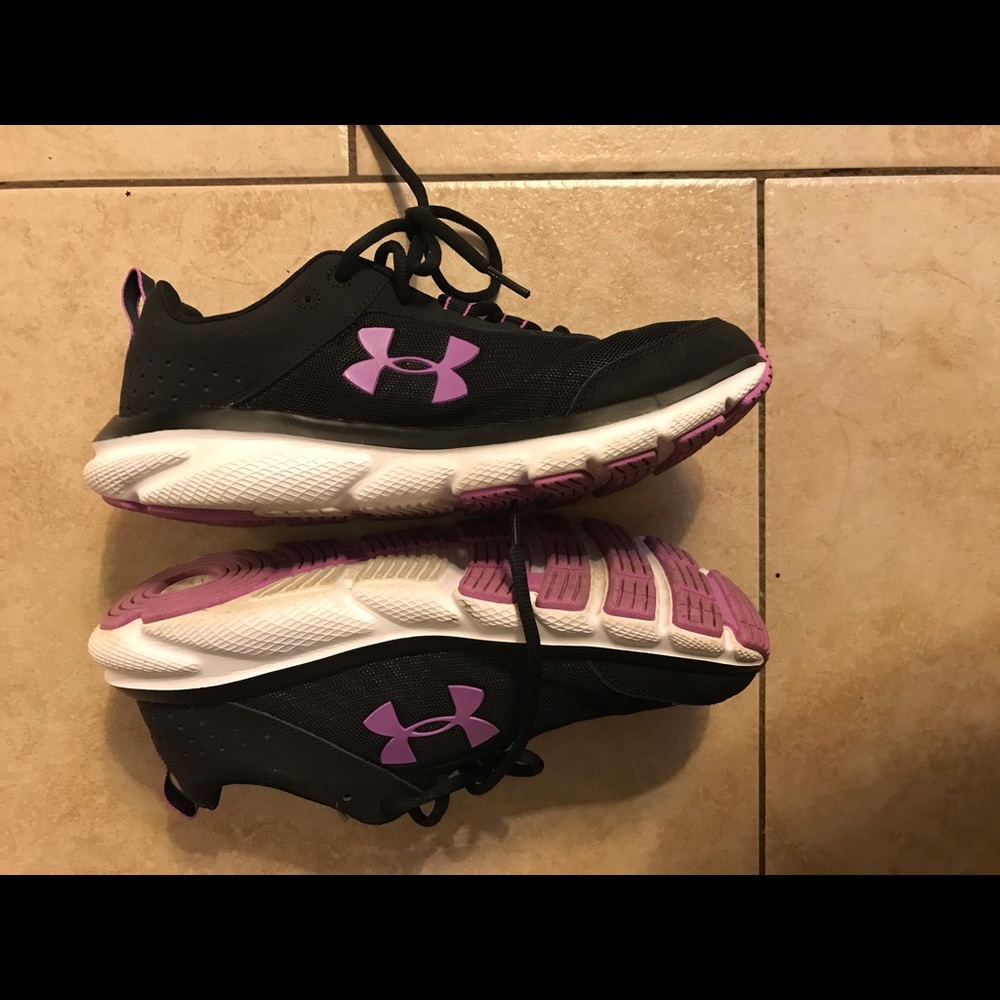 Size 10 Under Armour Tennis Shoes. Lightly Used.